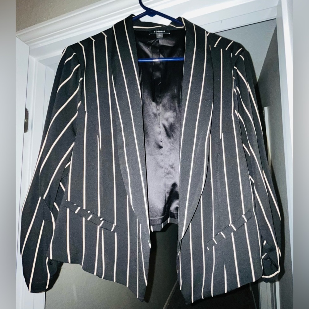 Torrid - Cropped Blazer - Size 2 (18/20) - Black/White/Tan Stripes